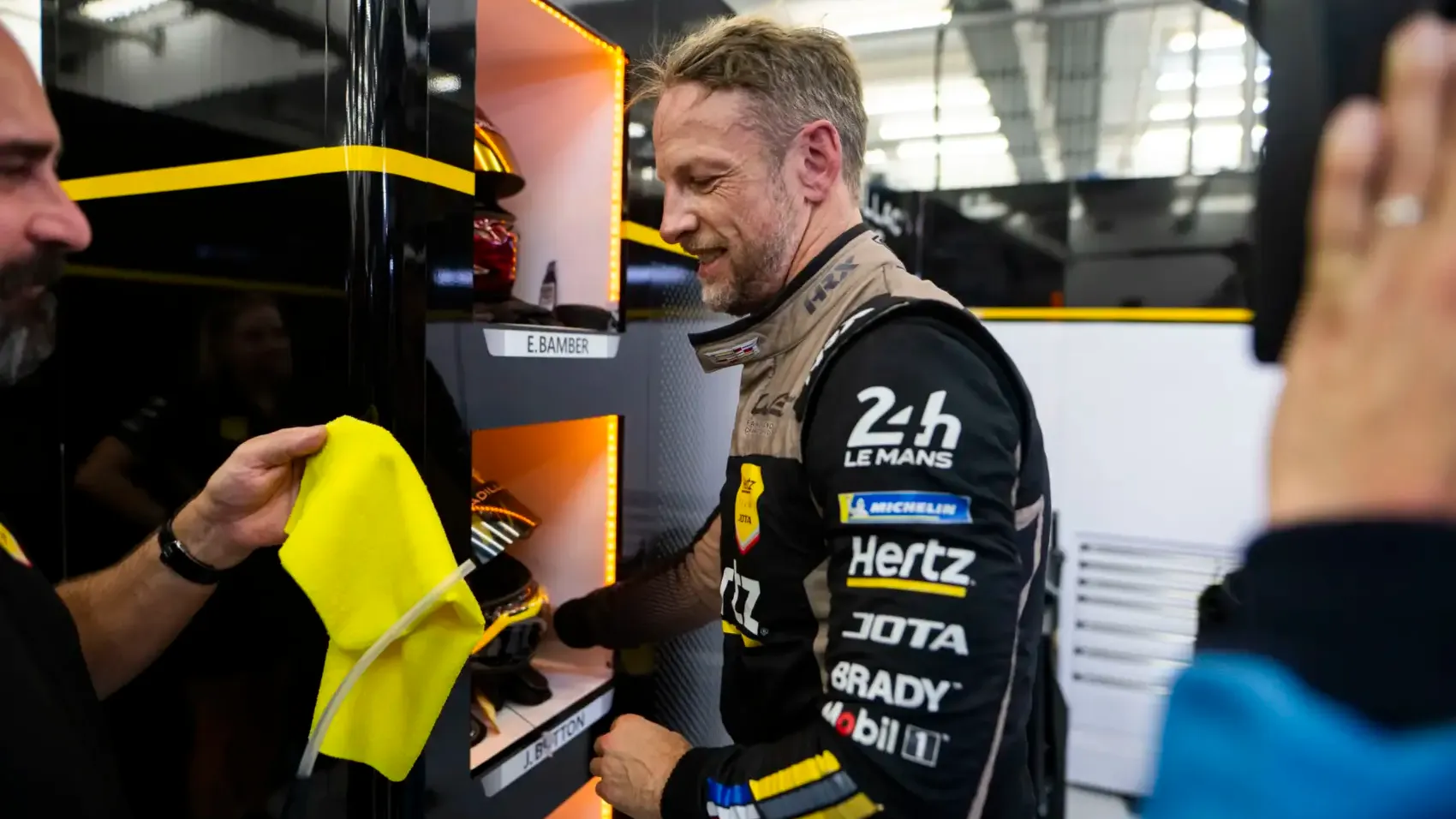 A közel 46 évesen is elképesztően fitt Jenson Button ostobaságot vállalt (videók)