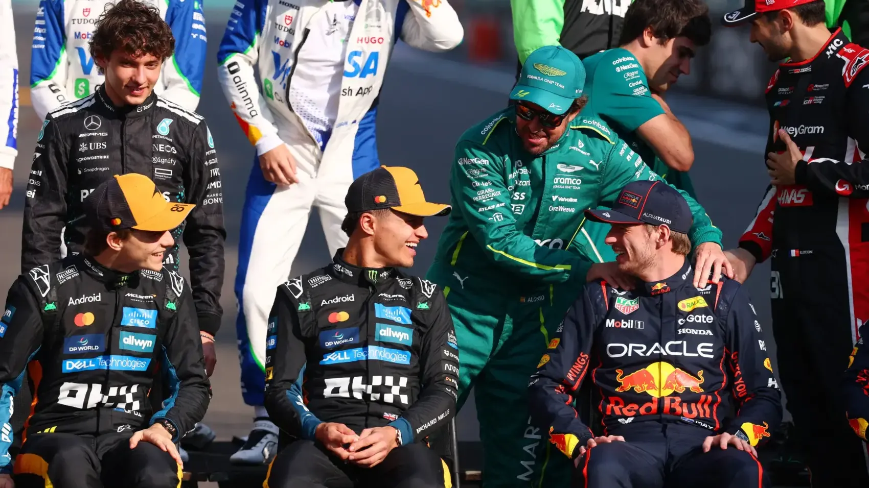 Lehetetlen feladatok: felismered az F1-es versenyzőt a válláról, a füléről vagy a körméről?