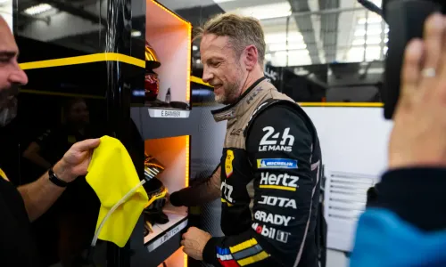 A közel 46 évesen is elképesztően fitt Jenson Button ostobaságot vállalt (videók)